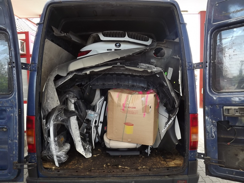 Illustration for article titled Here's Proof You Can Fit An Entire BMW X6 Into A Van
